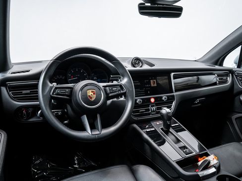 Used 2024 Porsche Macan image 4