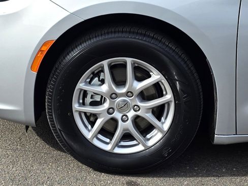 Certified 2024 Chrysler Pacifica Touring-L image 9