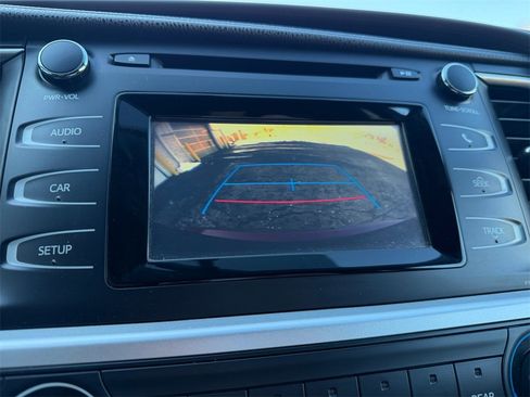 Used 2015 Toyota Highlander LE image 18