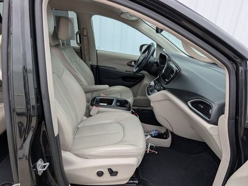 Used 2018 Chrysler Pacifica Touring-L Plus w/ Tire & Wheel Group FWD image 19