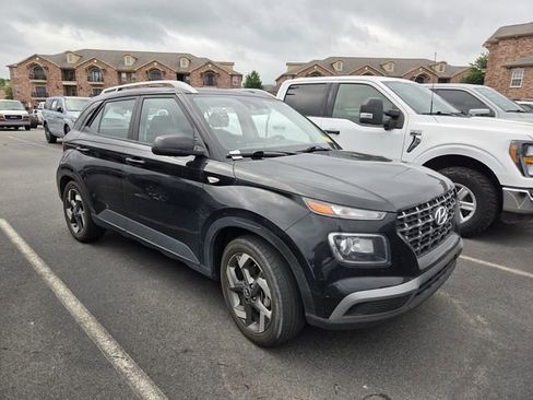 Used 2022 Hyundai Venue SEL FWD image 2