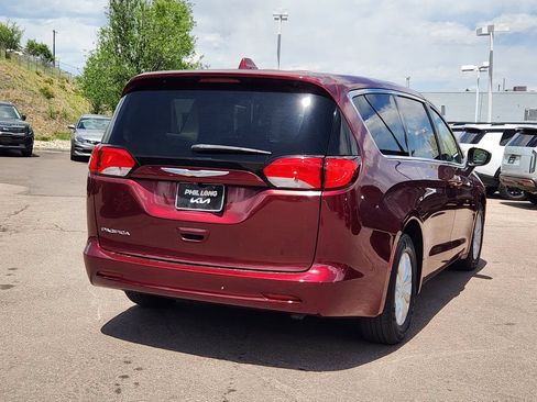 Used 2017 Chrysler Pacifica Touring w/ Tire & Wheel Group FWD image 5