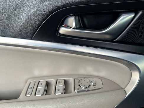 Used 2023 Genesis G70 2.0T image 11