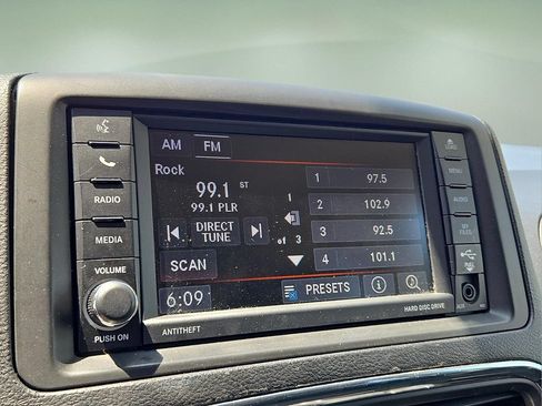 Used 2019 Dodge Grand Caravan SE FWD image 14