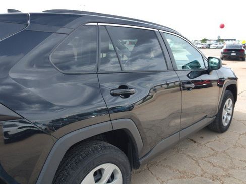 Used 2021 Toyota RAV4 LE AWD/4WD image 9