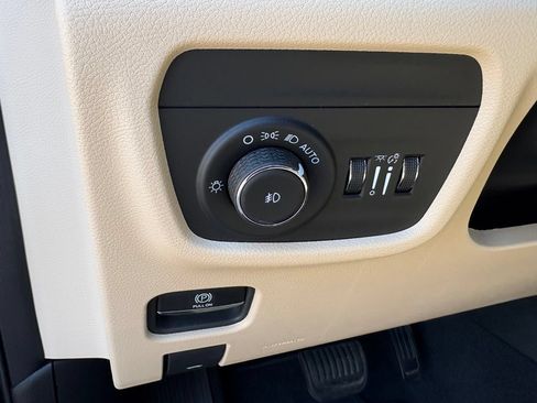Used 2025 Jeep Grand Cherokee Limited w/ Luxury Tech Group II RWD image 16