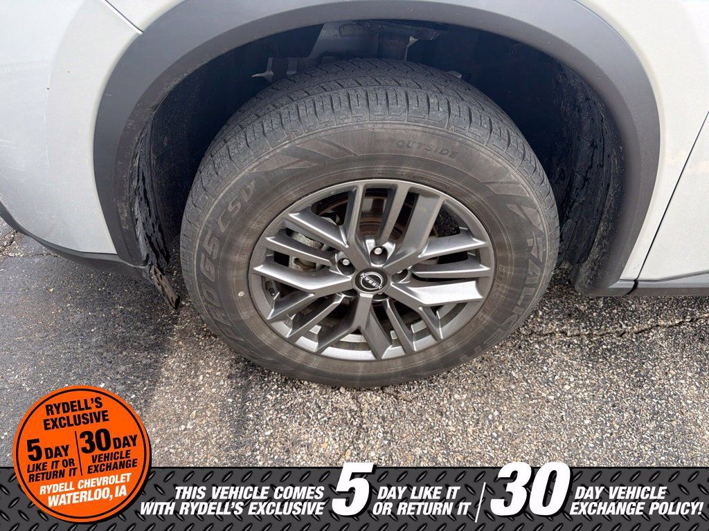 Used 2024 Nissan Rogue S AWD/4WD image 3