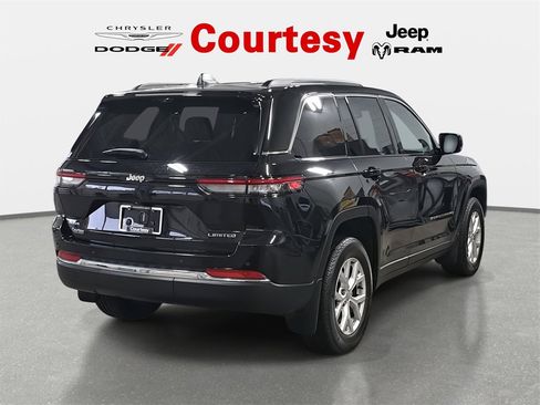Certified 2022 Jeep Grand Cherokee Limited w/ Luxury Tech Group II image 3