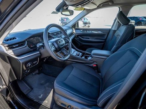 Used 2023 Jeep Grand Cherokee Laredo image 16