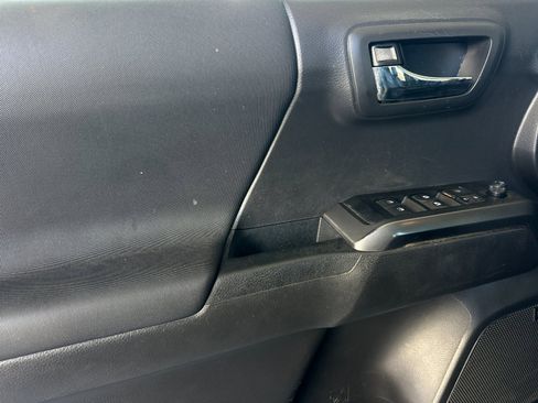 Used 2022 Toyota Tacoma TRD Sport image 10