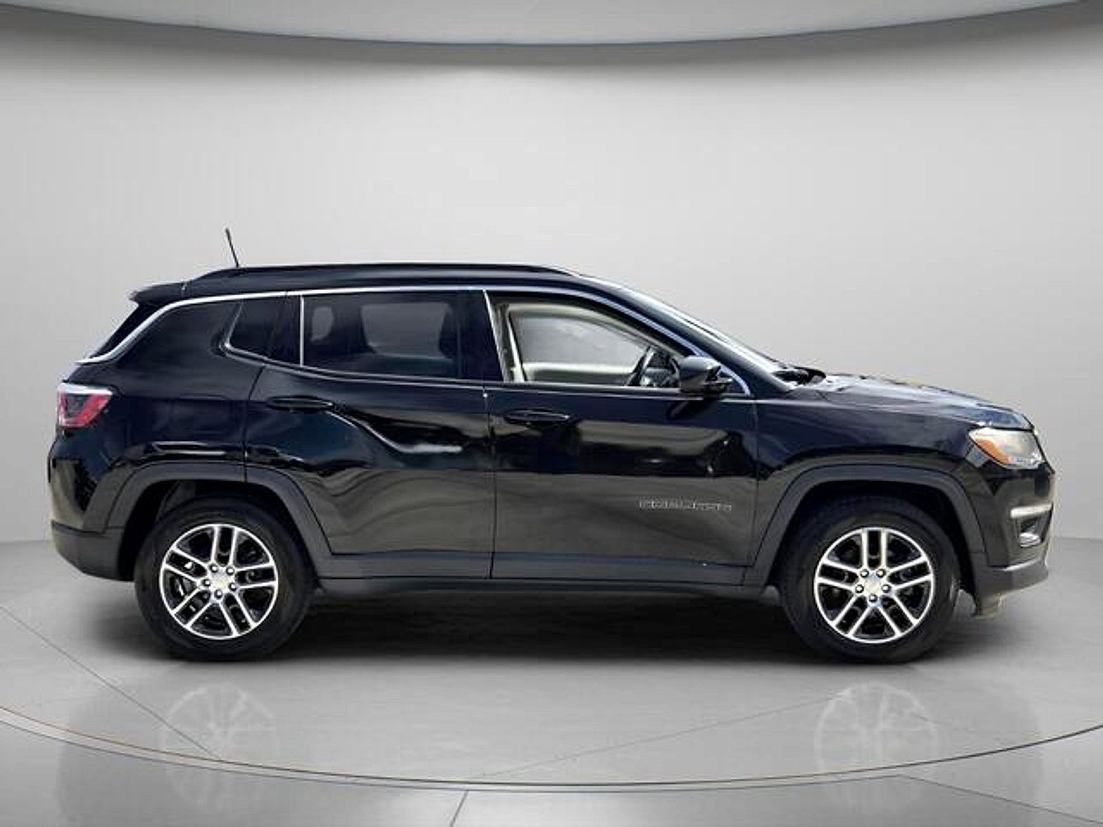 Used 2019 Jeep Compass Latitude FWD image 7