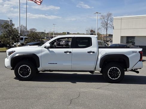 Used 2025 Toyota Tacoma TRD Off-Road AWD/4WD image 2