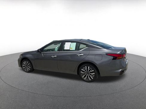 Used 2025 Nissan Altima 2.5 SV FWD image 10