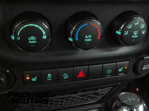 Used 2015 Jeep Wrangler Unlimited Rubicon w/ Connectivity Group AWD/4WD image 32