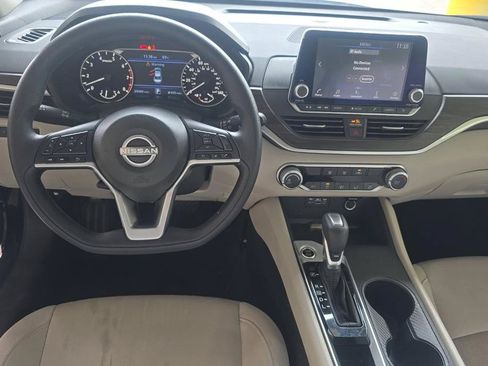 Used 2025 Nissan Altima 2.5 SV FWD image 8