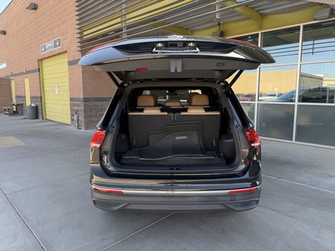 Used 2024 Volkswagen Tiguan SE w/ Panoramic Sunroof Package FWD image 36