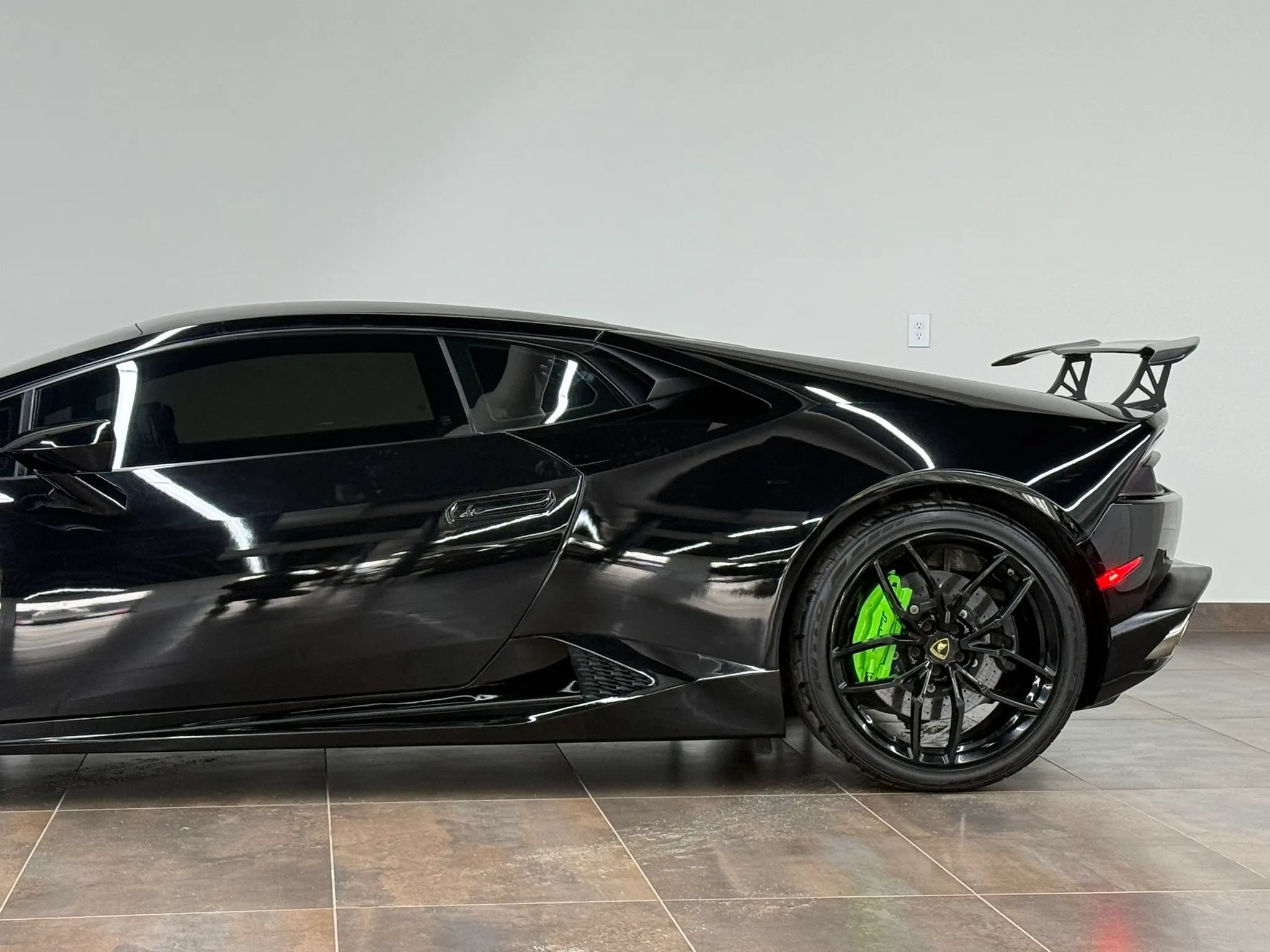 Used 2015 Lamborghini Huracan LP 610-4 AWD/4WD image 4