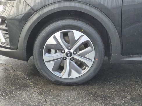 Used 2020 Kia Niro EX image 23