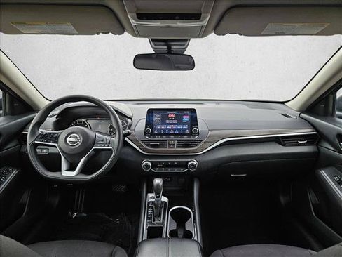 Used 2024 Nissan Altima 2.5 SV FWD image 17