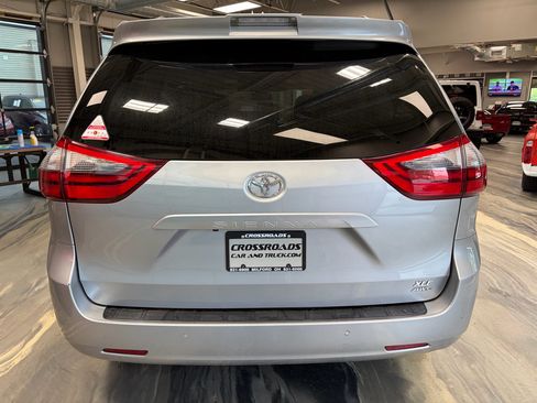 Used 2020 Toyota Sienna XLE Premium AWD/4WD image 37