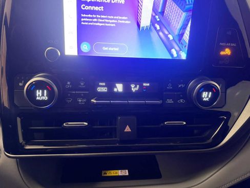 Certified 2023 Toyota Highlander XLE image 34