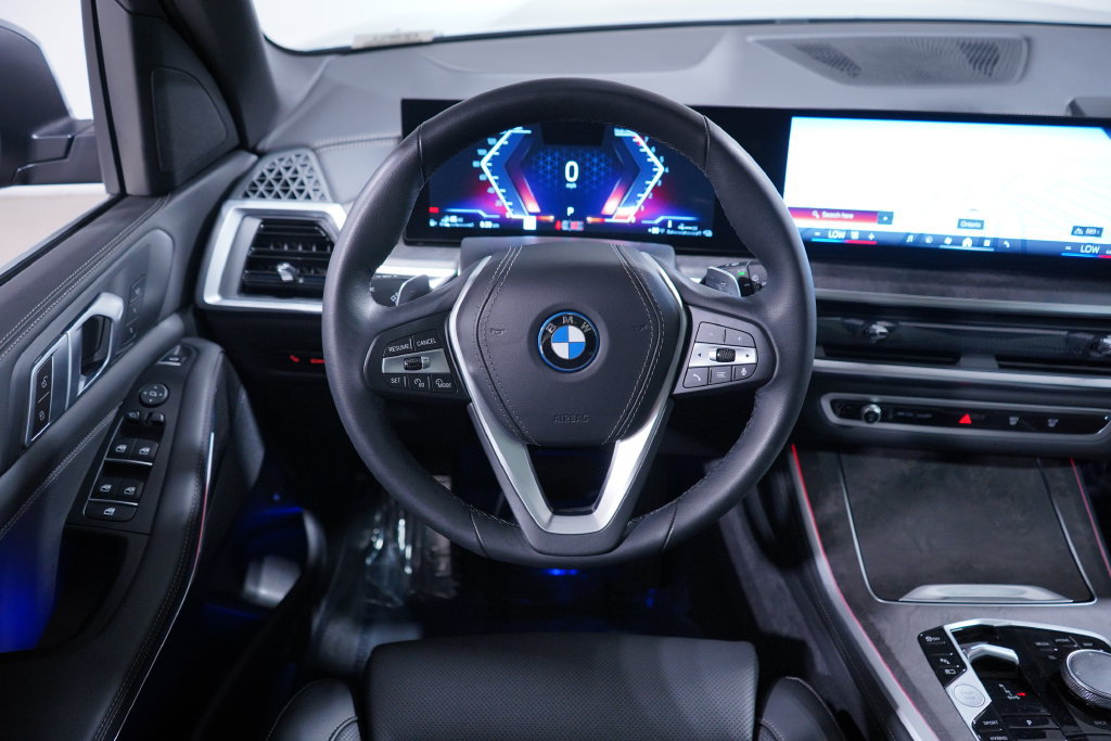Used 2024 BMW X5 xDrive50e w/ Parking Assistance Package AWD/4WD image 11