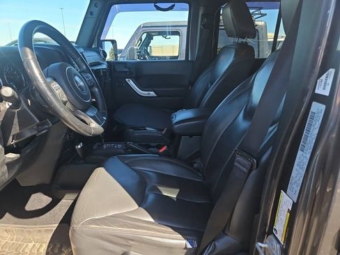 Used 2017 Jeep Wrangler Unlimited Rubicon w/ Connectivity Group AWD/4WD image 4