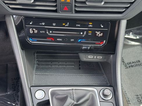 Used 2025 Volkswagen Jetta SE w/ Sunroof Package FWD image 28