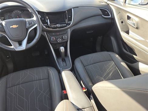 Used 2022 Chevrolet Trax LT w/ LT Convenience Package image 23
