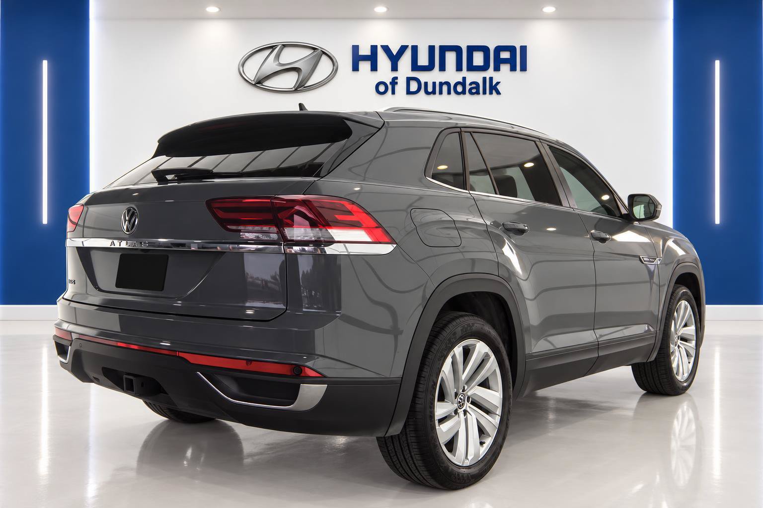 Used 2022 Volkswagen Atlas Cross Sport SE w/ Panoramic Sunroof Package FWD image 4