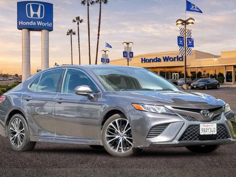 Used 2020 Toyota Camry SE FWD image 2