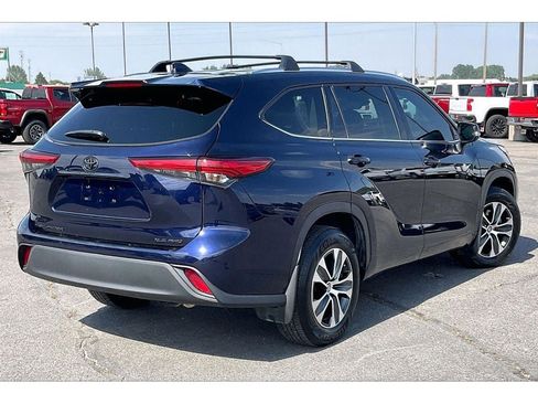 Used 2021 Toyota Highlander XLE AWD/4WD image 15