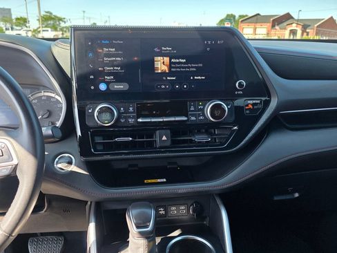 Used 2024 Toyota Highlander XSE AWD/4WD image 21