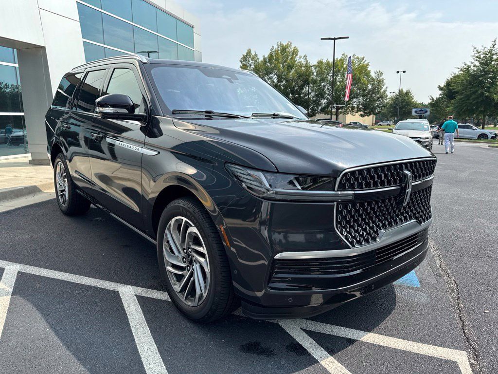 Used 2025 Lincoln Navigator Reserve AWD/4WD image 3