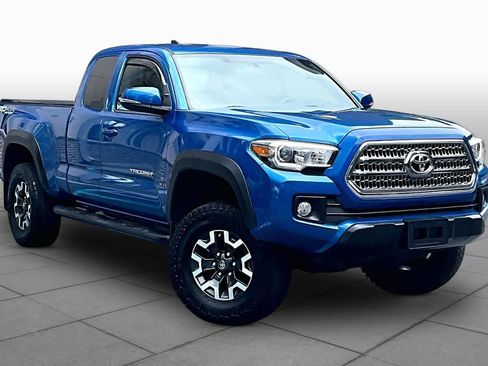 Used 2017 Toyota Tacoma TRD Off-Road w/ Tow Package AWD/4WD image 3