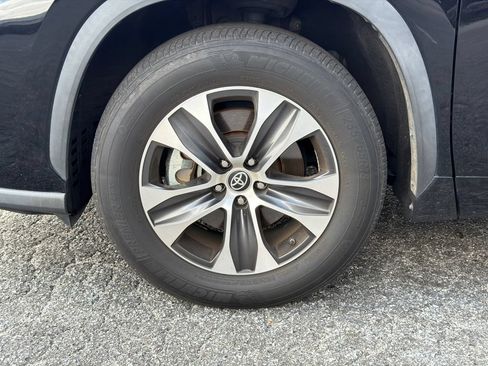 Used 2023 Toyota Highlander XLE FWD image 11
