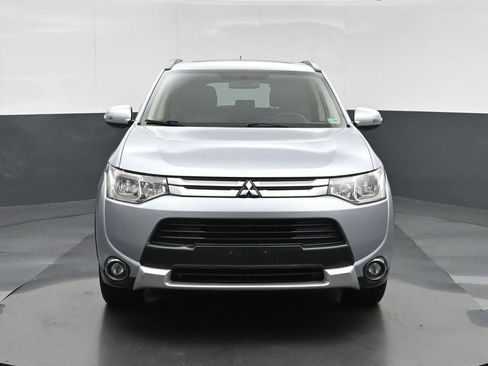 Used 2015 Mitsubishi Outlander SE image 2