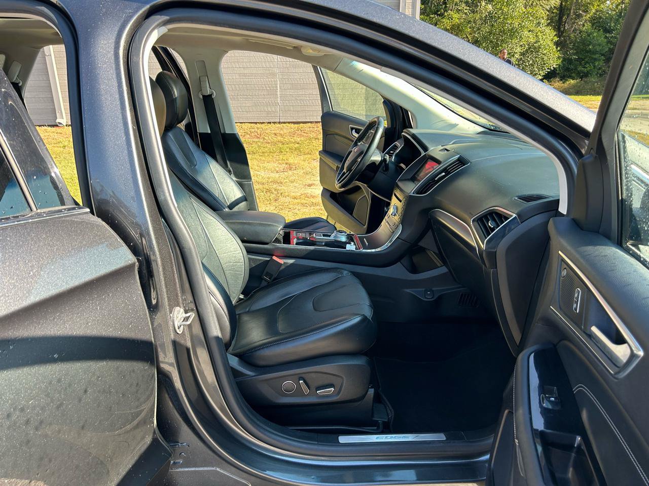 Used 2019 Ford Edge Titanium w/ Equipment Group 301A FWD image 11