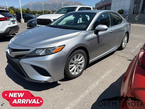 Used 2019 Toyota Camry SE FWD image 2