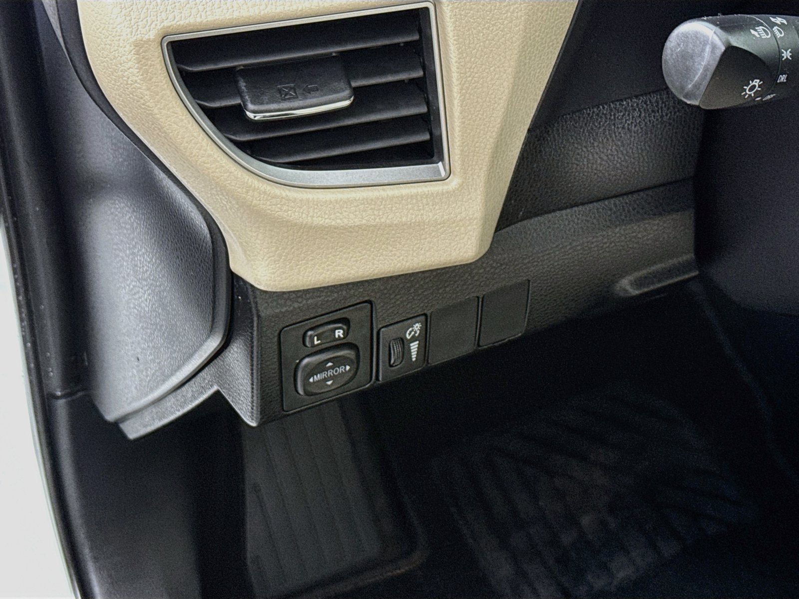 Used 2014 Toyota Corolla LE FWD image 7