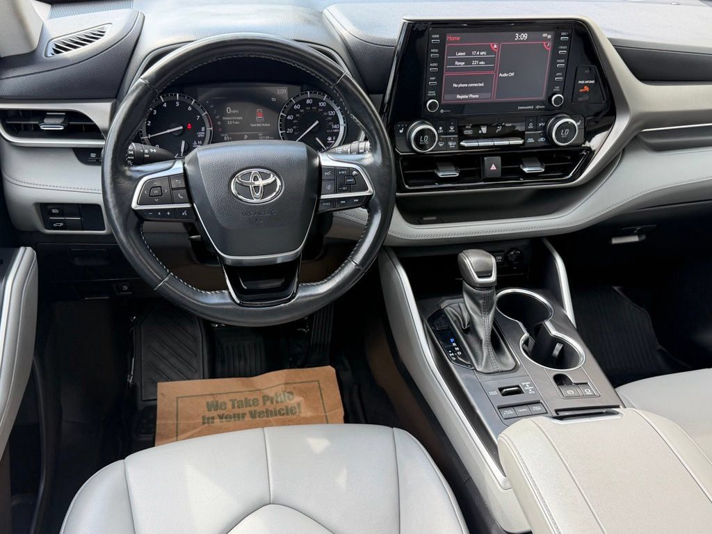 Used 2021 Toyota Highlander XLE AWD/4WD image 15