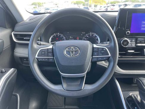 Used 2023 Toyota Highlander L image 11