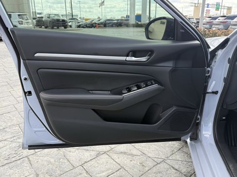 Used 2024 Nissan Altima 2.0 SR image 10