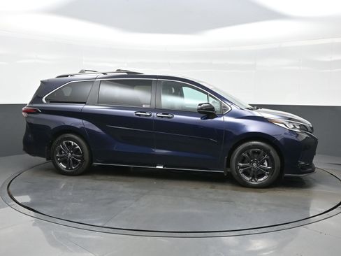 Used 2024 Toyota Sienna XSE w/ XSE Plus Package AWD/4WD image 7