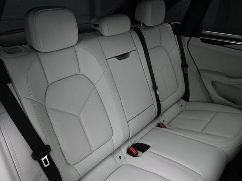 Certified 2025 Porsche Macan AWD/4WD image 29