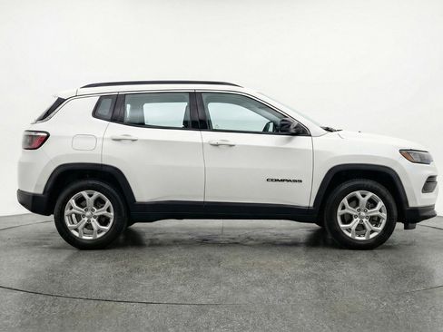 Used 2025 Jeep Compass Latitude image 11