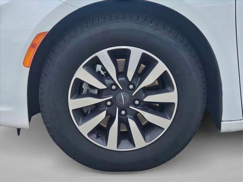 Used 2024 Chrysler Pacifica Limited FWD image 14