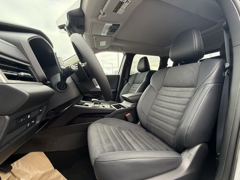 Used 2025 Mitsubishi Outlander SE image 10