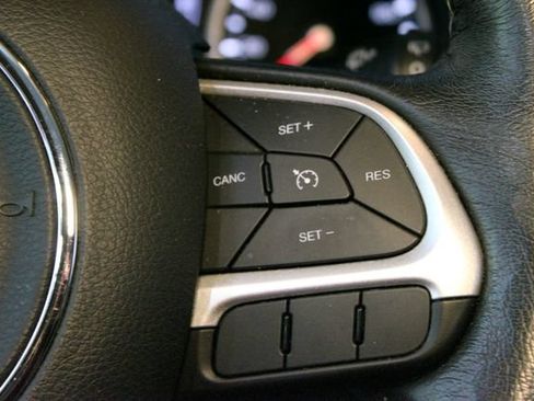 Used 2018 Jeep Renegade Latitude w/ Cold Weather Group AWD/4WD image 20