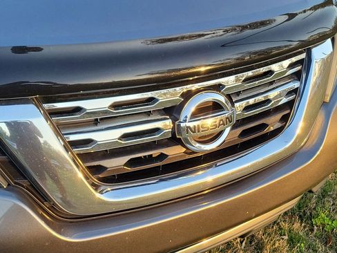 Used 2017 Nissan Pathfinder SV image 4